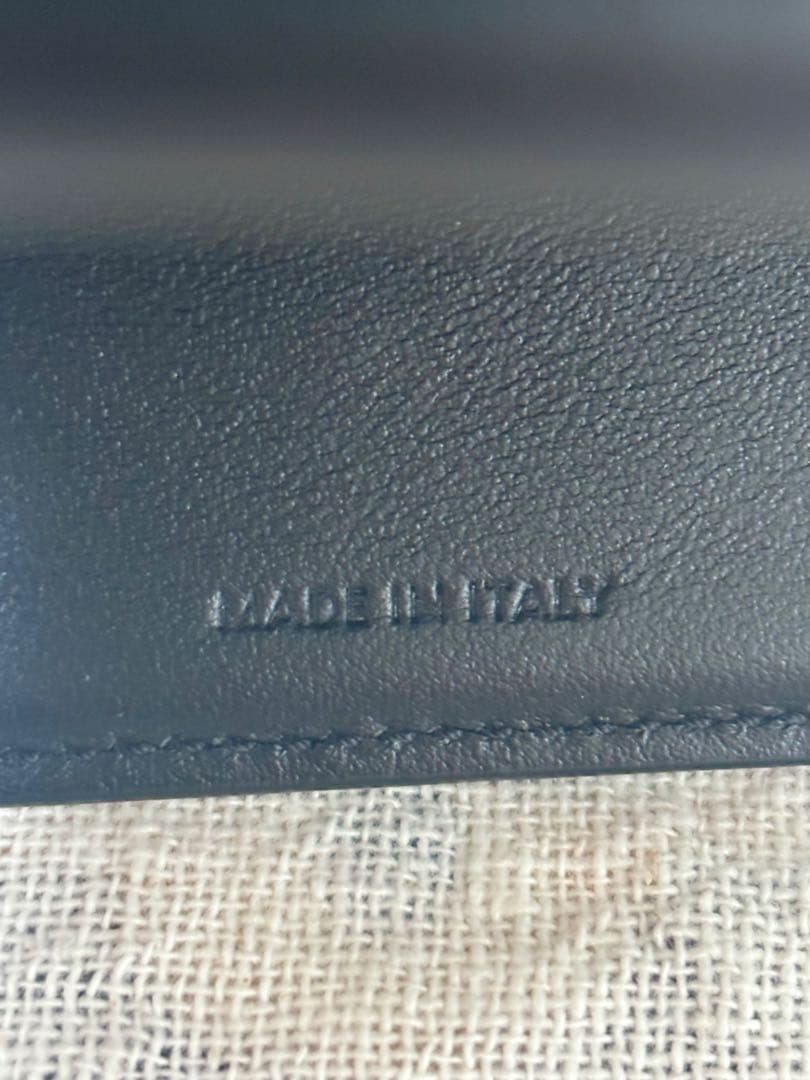 セリーヌ スモール フラップウォレット トリオンフ シャイニーカーフスキン 黒