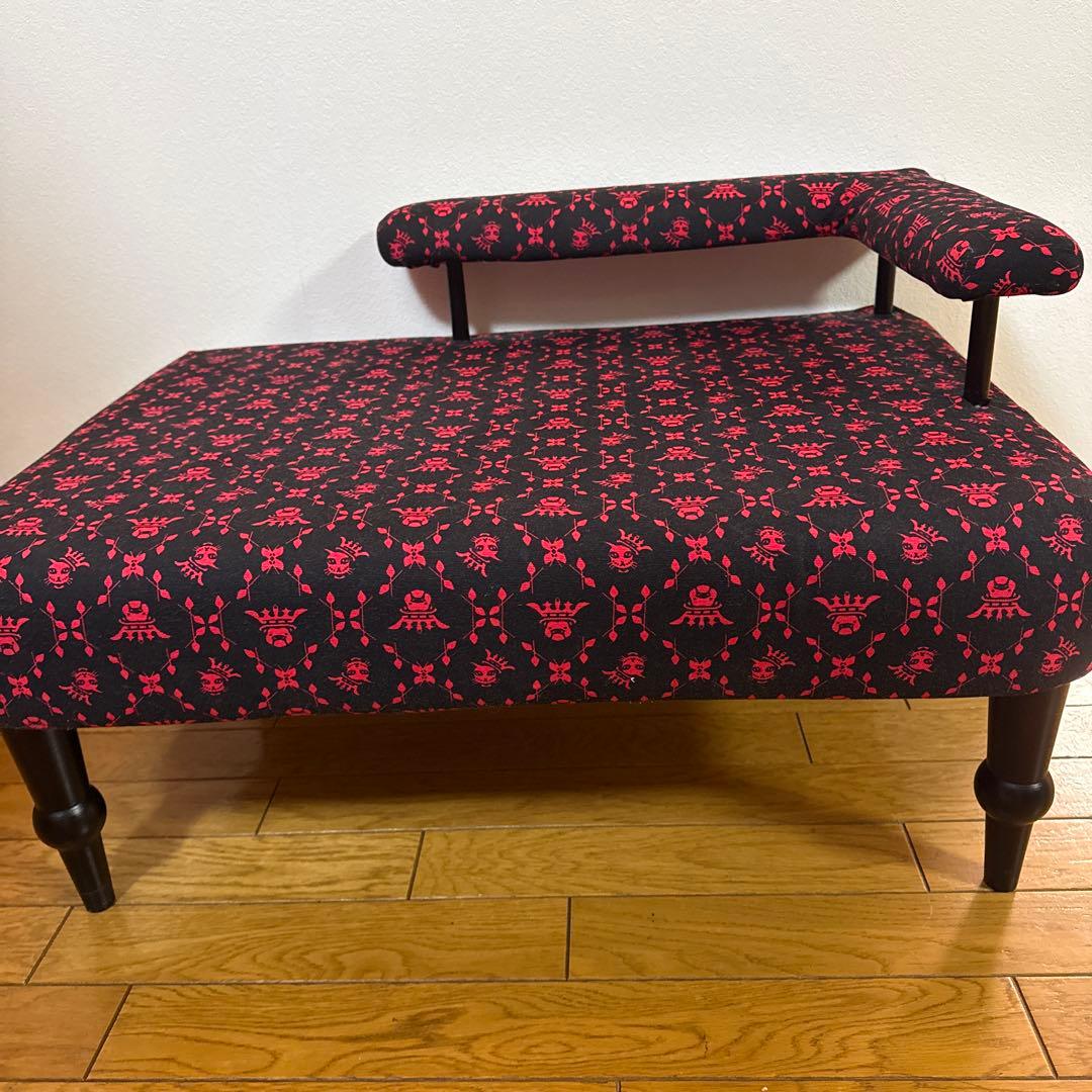 IKEA ペット用　アーム付きソファ黒赤模様チェア