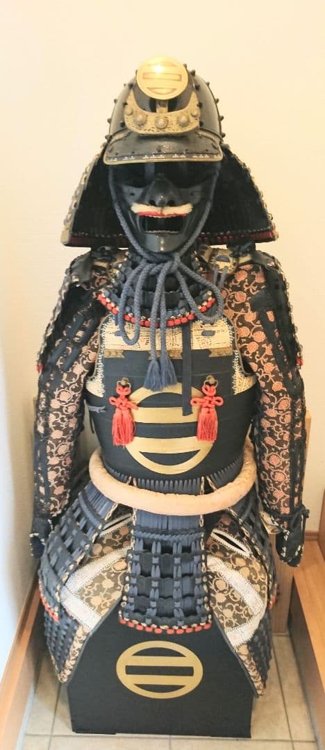 伝統的な日本の武士の甲冑等身大