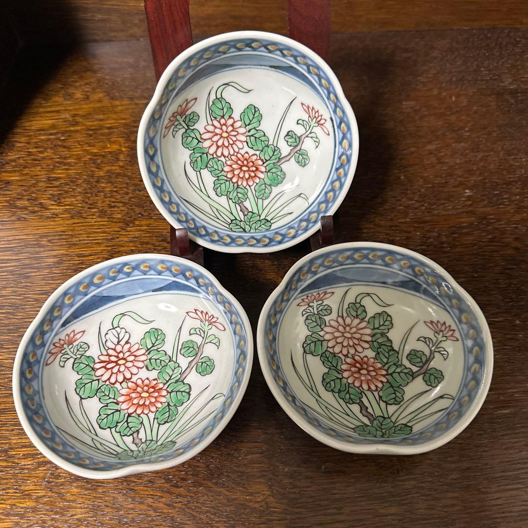 佐藤走波(六代)染錦菊絵. 三なぶり小鉢、三客