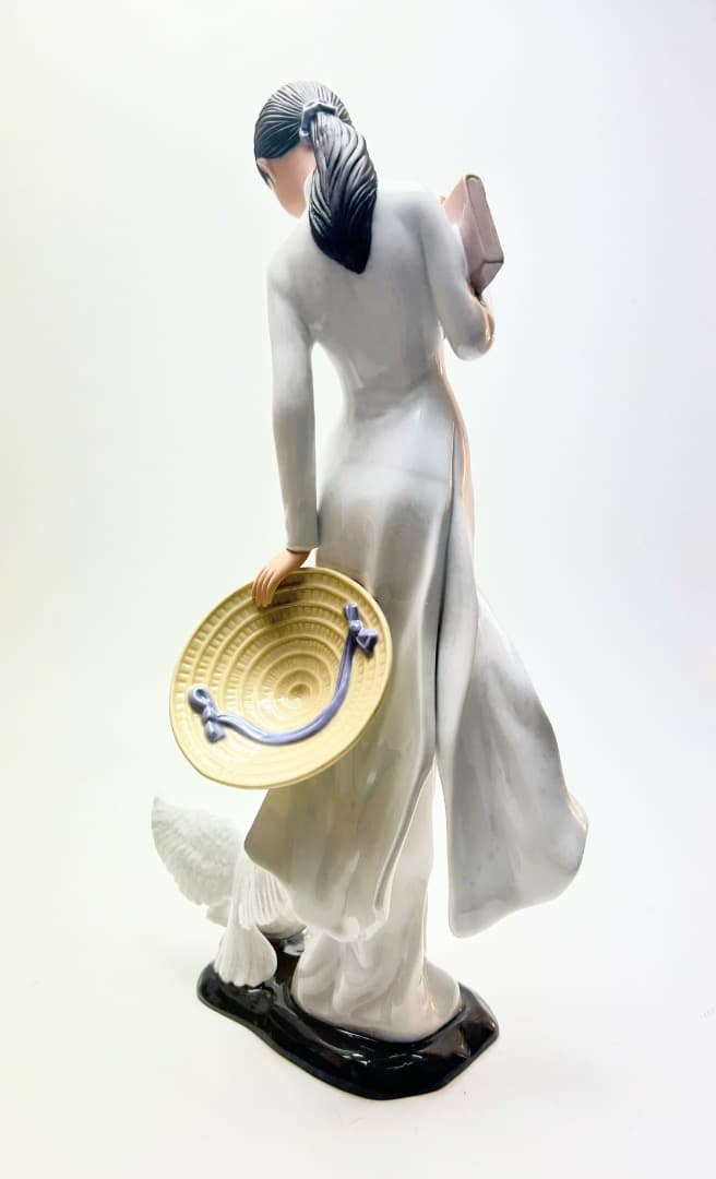 陶器製女性フィギュア 伝統衣装