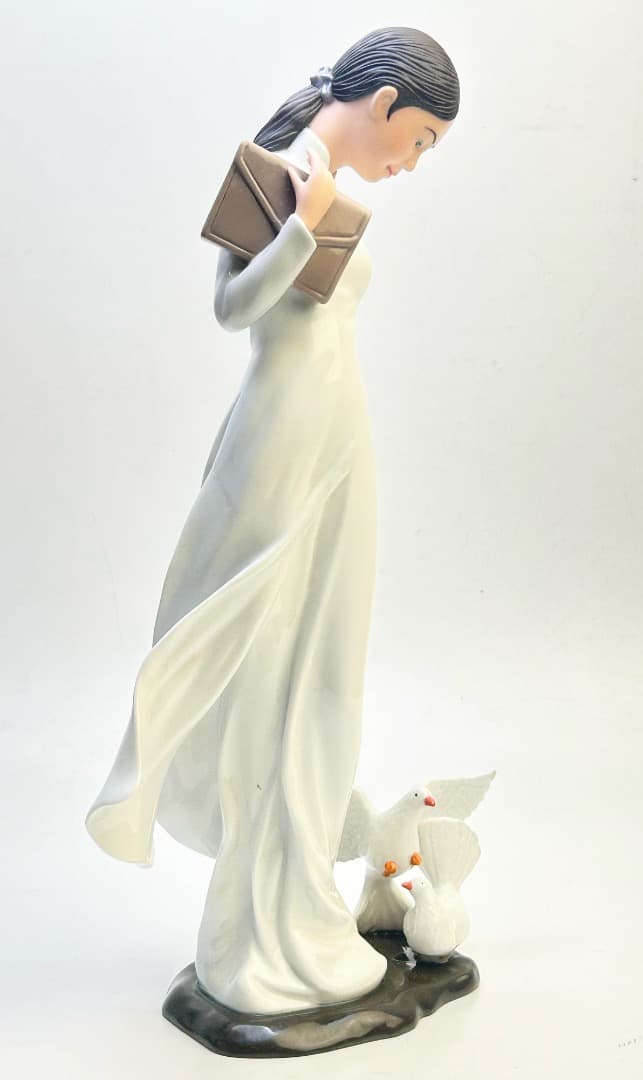 陶器製女性フィギュア 伝統衣装