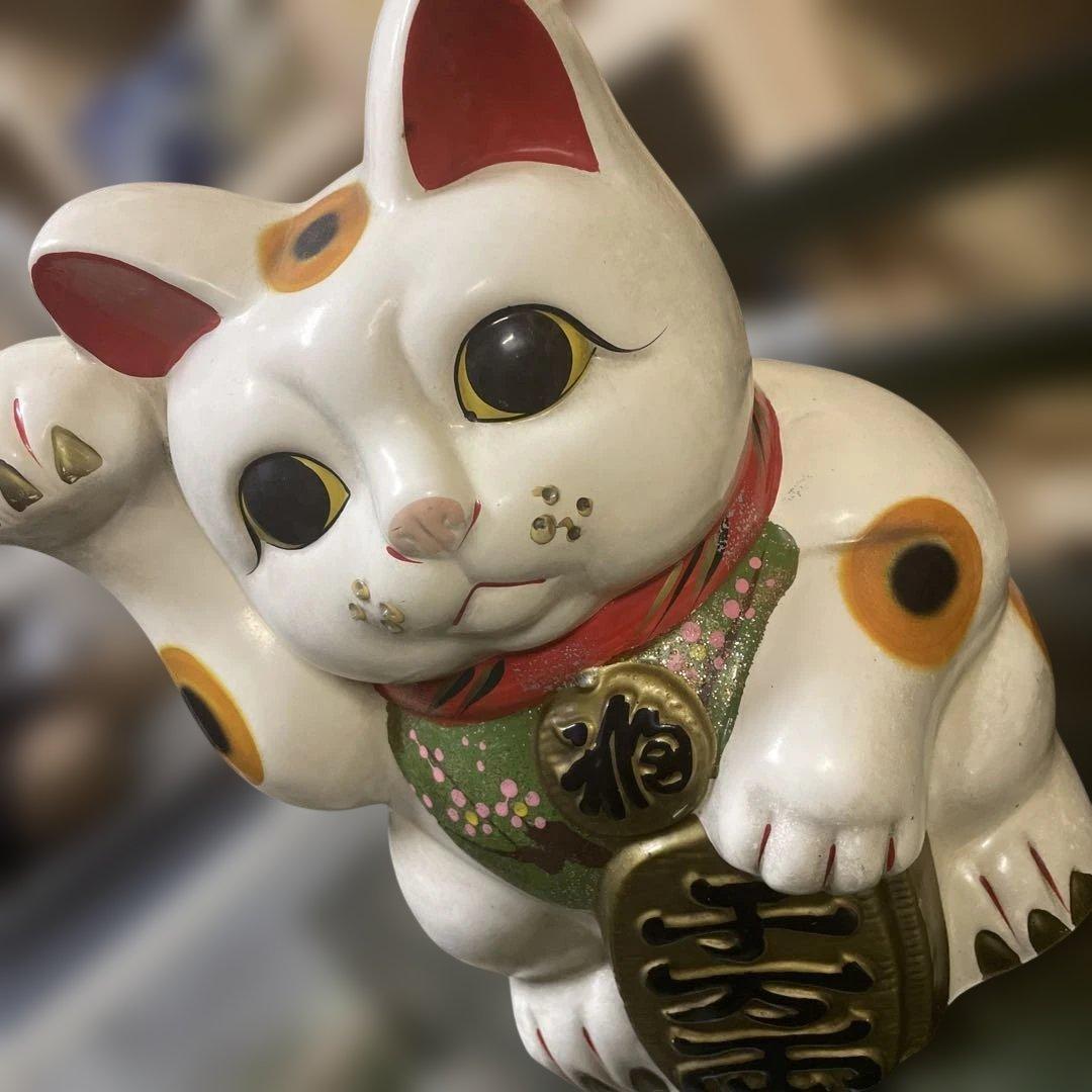 陶器 招き猫 幸運の置物　約34センチ✖️25センチ 右手上げ　古い招き猫