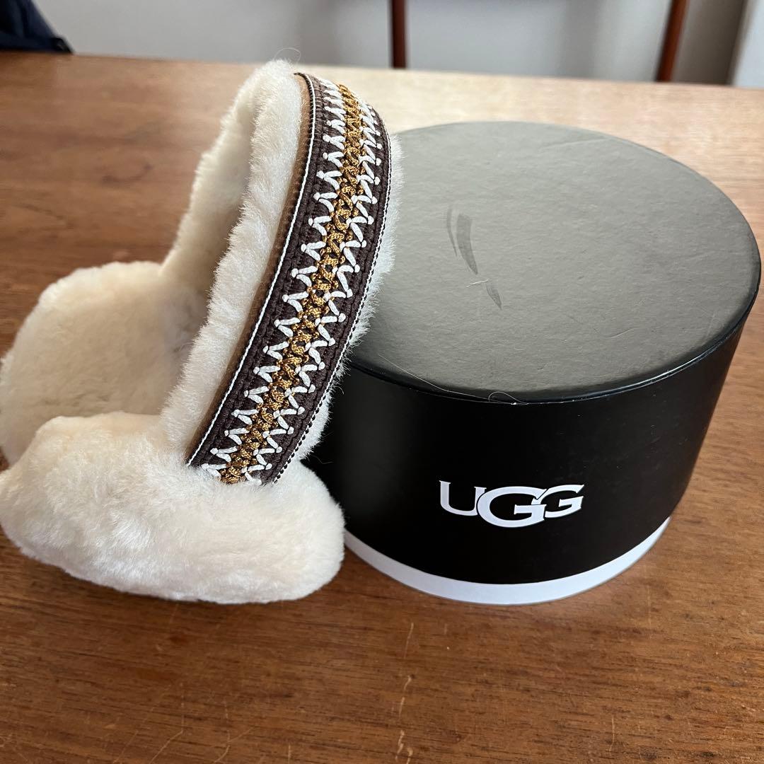UGG クリーム色ファーイヤーマフ刺繍
