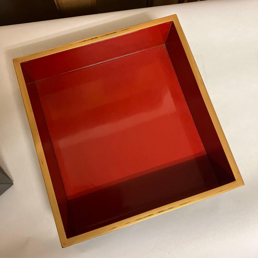 金縁黒内朱塗りのハ寸五段重箱と蓋二枚／金縁黒内朱塗りの重臺（じゅうだい）一個