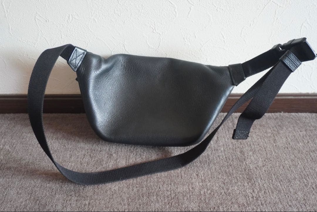 BALENCIAGA ボディバッグ ブラックレザー