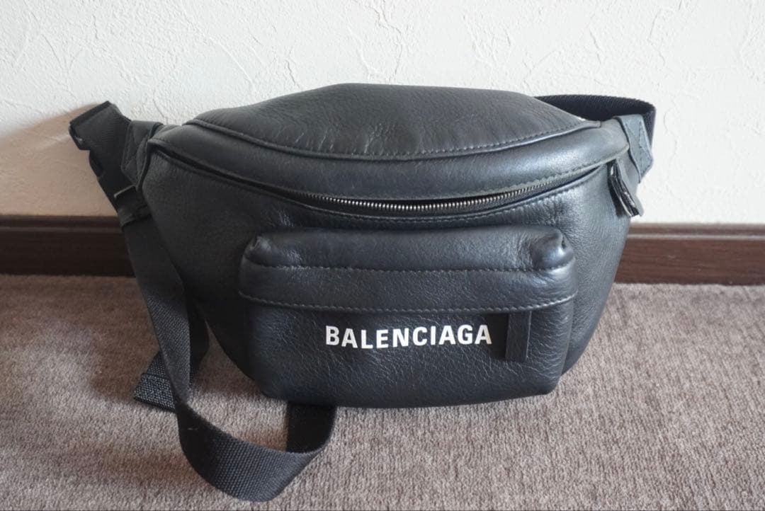 BALENCIAGA ボディバッグ ブラックレザー