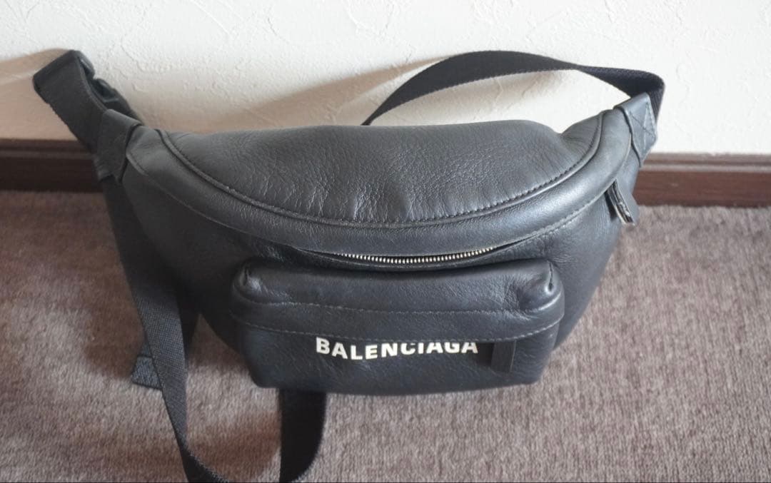 BALENCIAGA ボディバッグ ブラックレザー