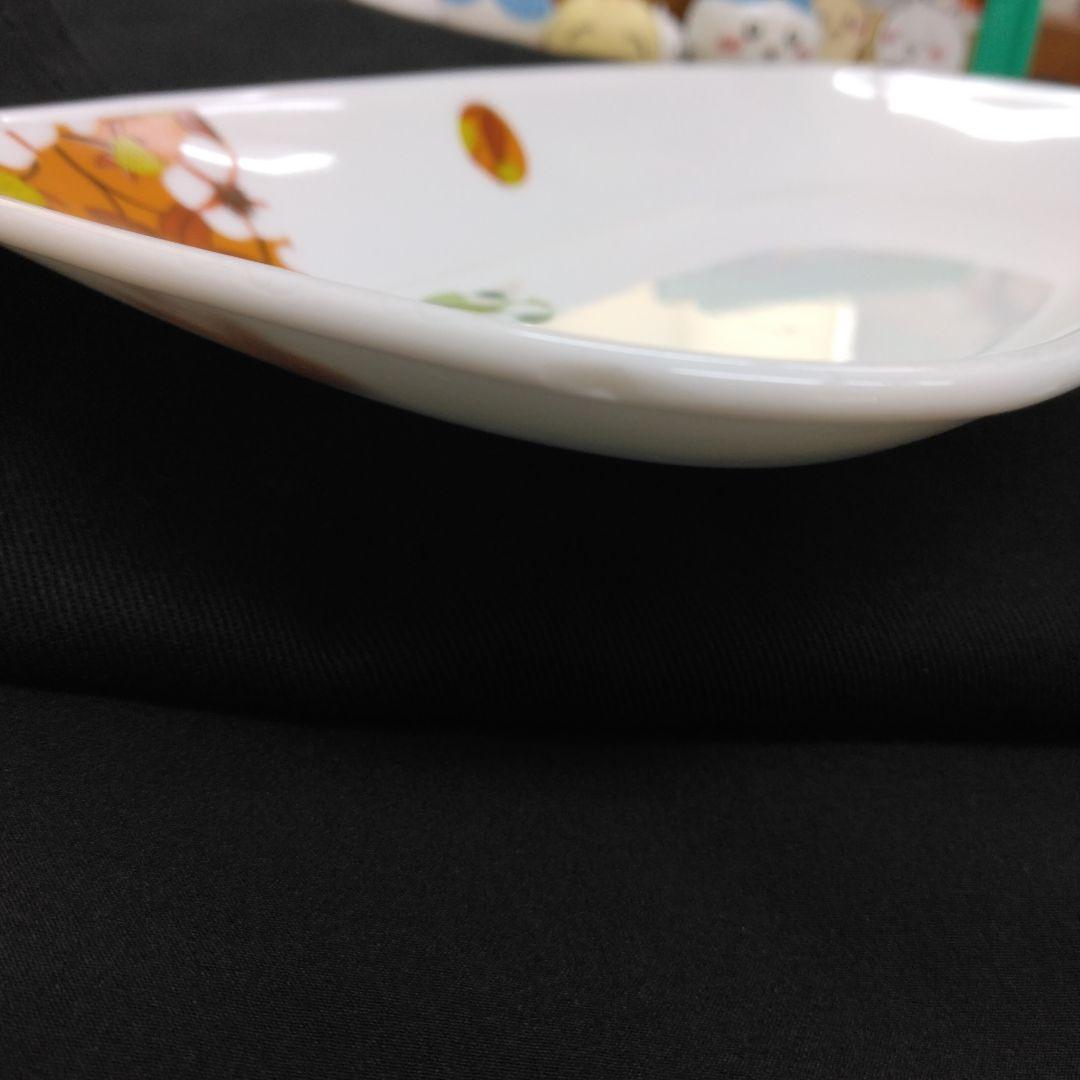 白い装飾皿 オレンジと緑のデザイン