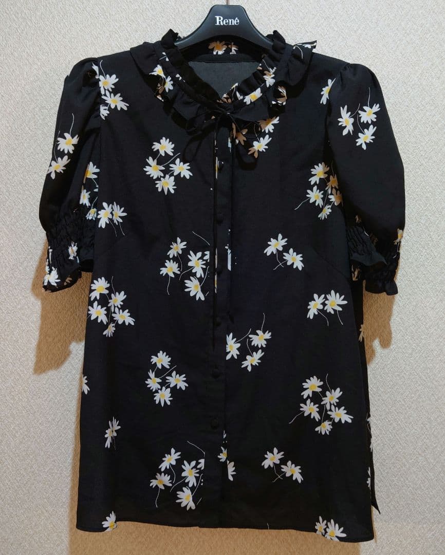 Reneルネ 花柄フリル襟半袖ブラウス 黒