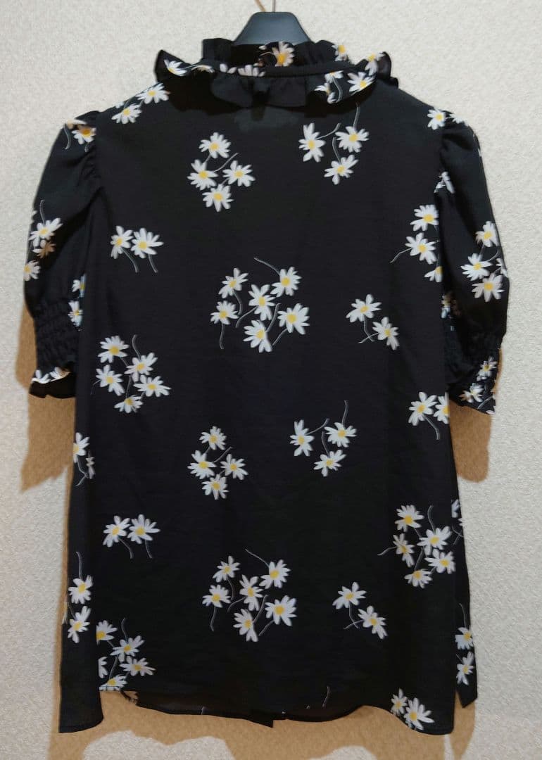 Reneルネ 花柄フリル襟半袖ブラウス 黒