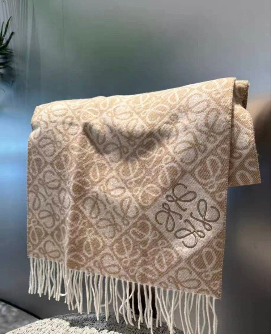 LOEWE 刺繍ロゴ入りスカーフ（ミルクコーヒー色）