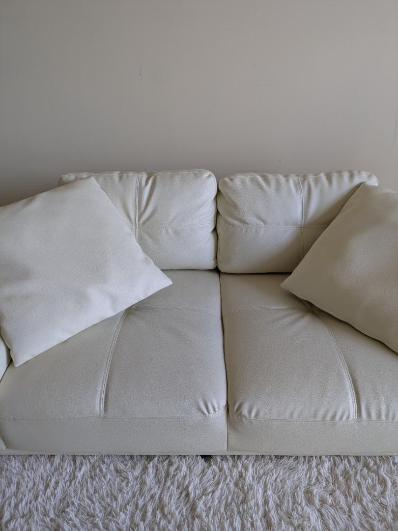 ✨超美品可愛いおしゃれなアイボリーホワイトレザーロウソファークッション2つ付き✨