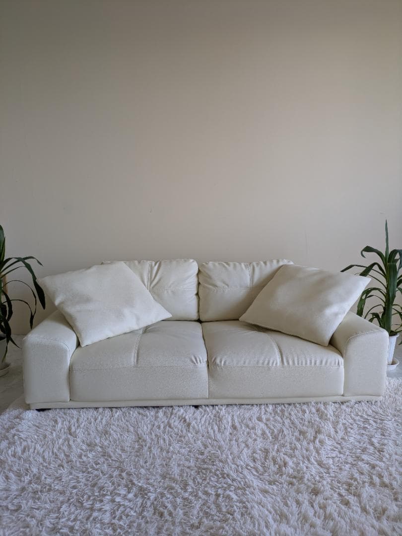 ✨超美品可愛いおしゃれなアイボリーホワイトレザーロウソファークッション2つ付き✨