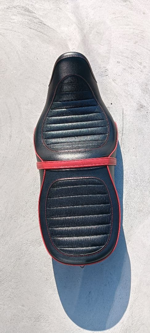 バイクシート ブラック/レッド ストライプ