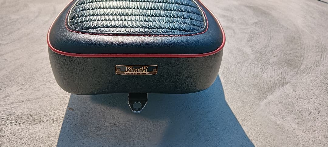 バイクシート ブラック/レッド ストライプ