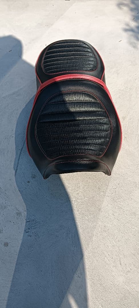 バイクシート ブラック/レッド ストライプ