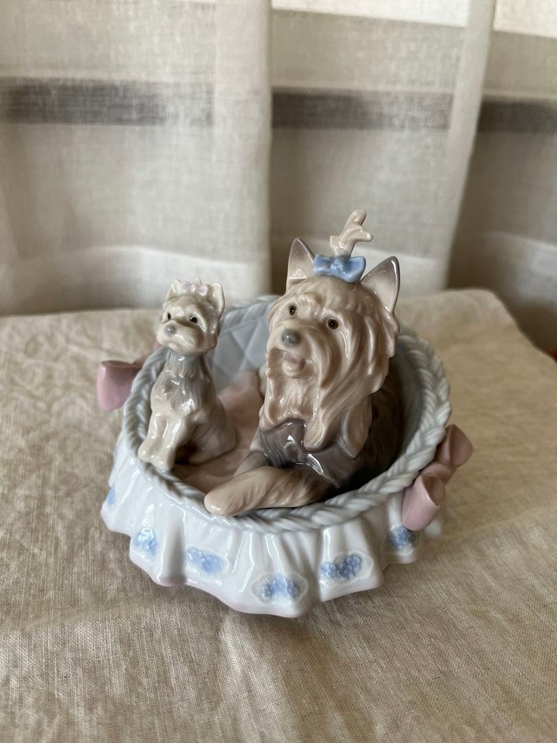 リヤドロ　ここが好き　居心地の良い家 犬の親子