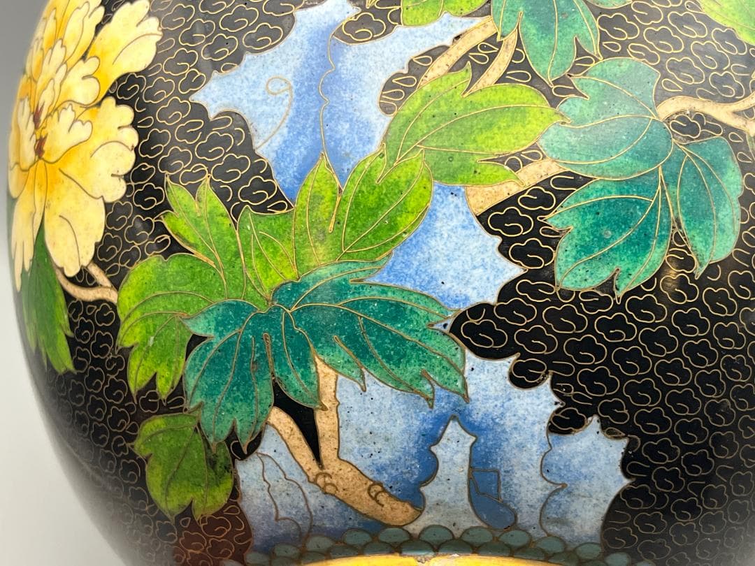 黒エナメル七宝焼き　真鍮製　大花瓶　花蝶図　重量約1996g　中国美術品