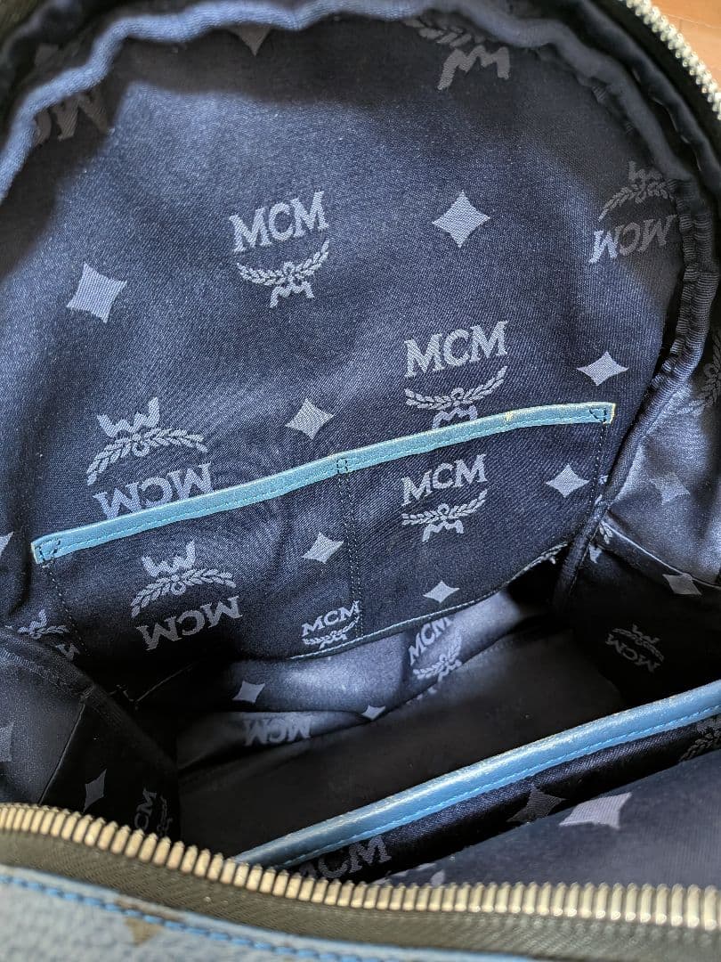 MCM スタッズ付きネイビーリュック　希少色