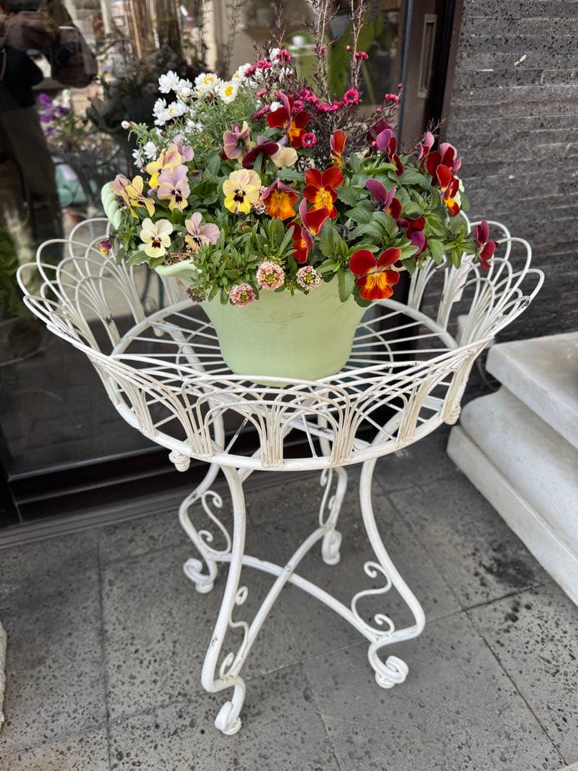 アイアン製ホワイトフラワースタンド　アンティーク調