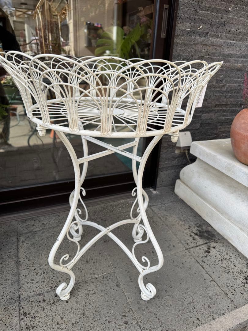 アイアン製ホワイトフラワースタンド　アンティーク調