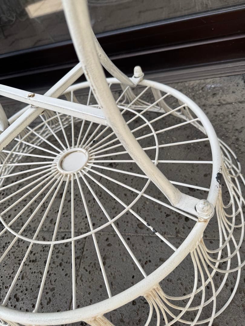 アイアン製ホワイトフラワースタンド　アンティーク調