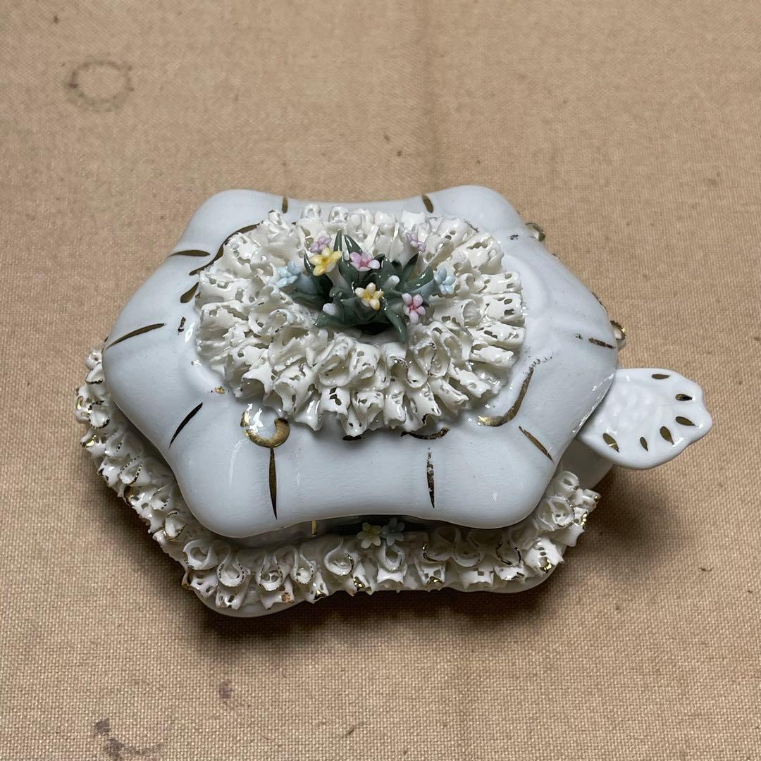 MR-132A N Victoria カポディモンテ　陶器製 透かし彫り 花装飾