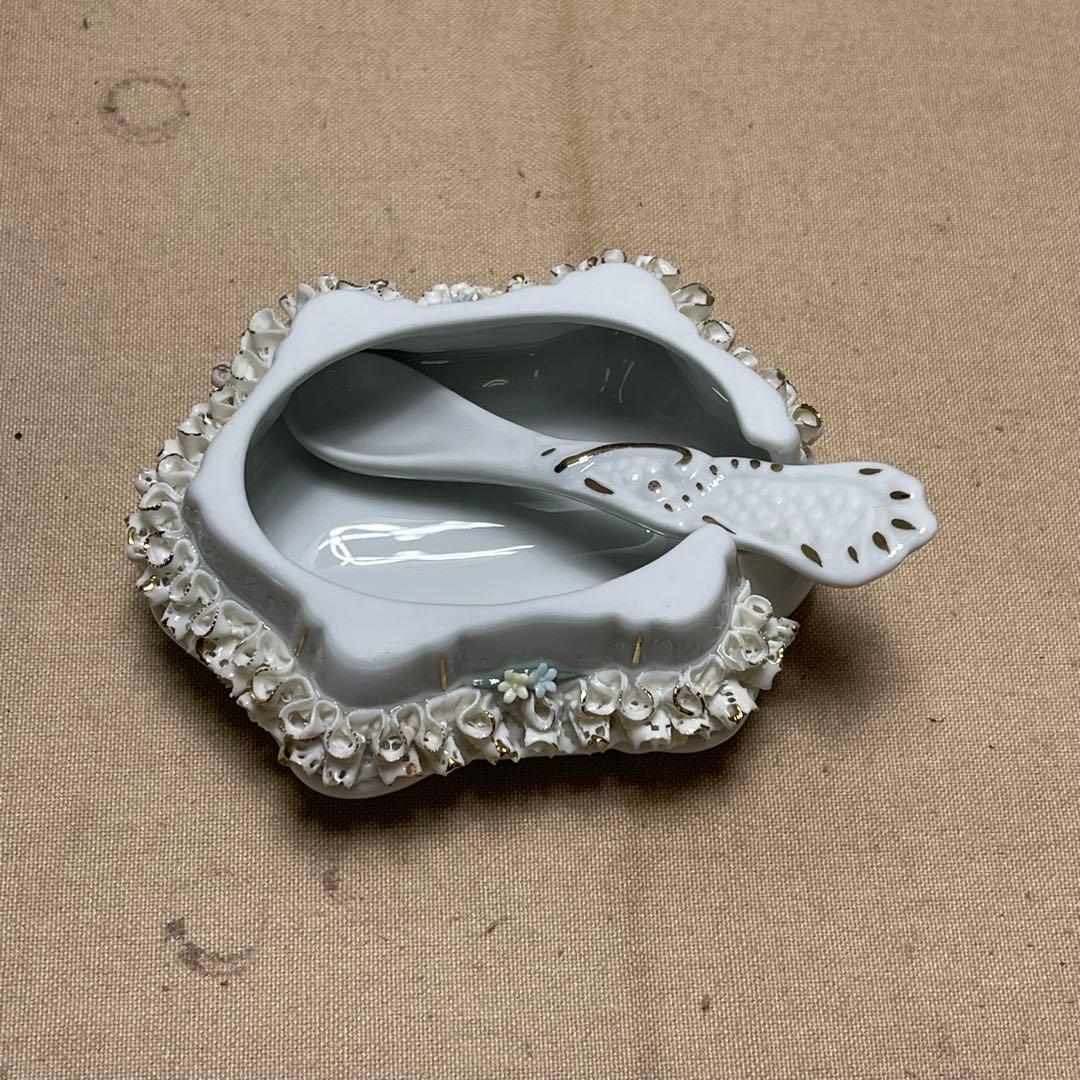 MR-132A N Victoria カポディモンテ　陶器製 透かし彫り 花装飾