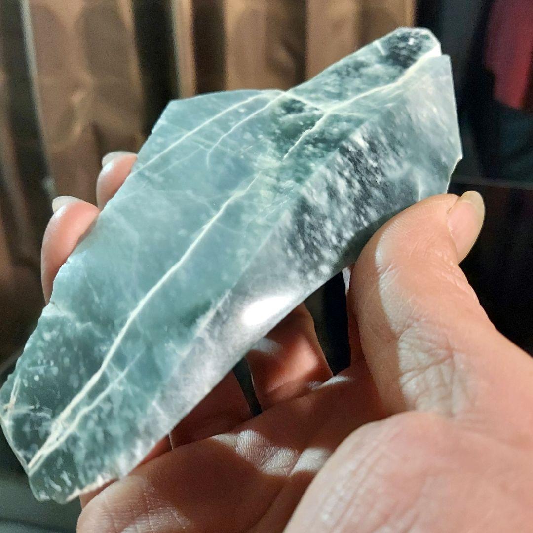 希少！産出量の少ない ブルーグリーンが綺麗なグアテマラ翡翠 原石多面磨き521