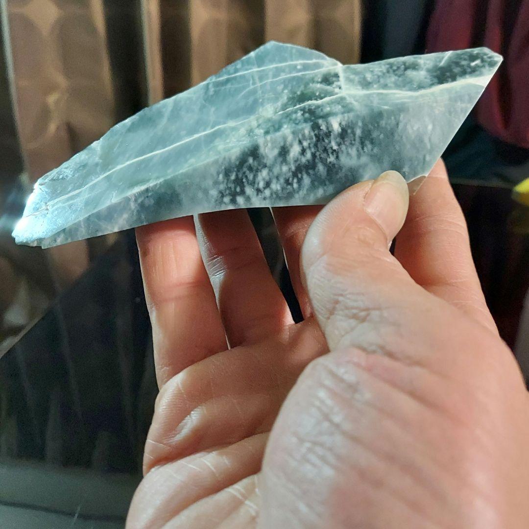 希少！産出量の少ない ブルーグリーンが綺麗なグアテマラ翡翠 原石多面磨き521