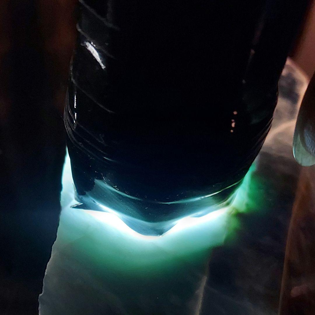 希少！産出量の少ない ブルーグリーンが綺麗なグアテマラ翡翠 原石多面磨き521