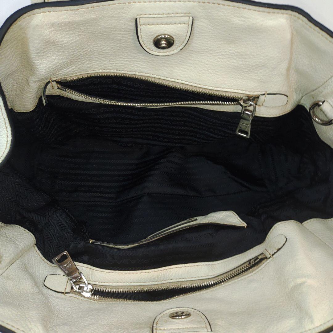 プラダ トートバッグ 2way ショルダー レザー A4可 肩掛け 白 ギャラ付