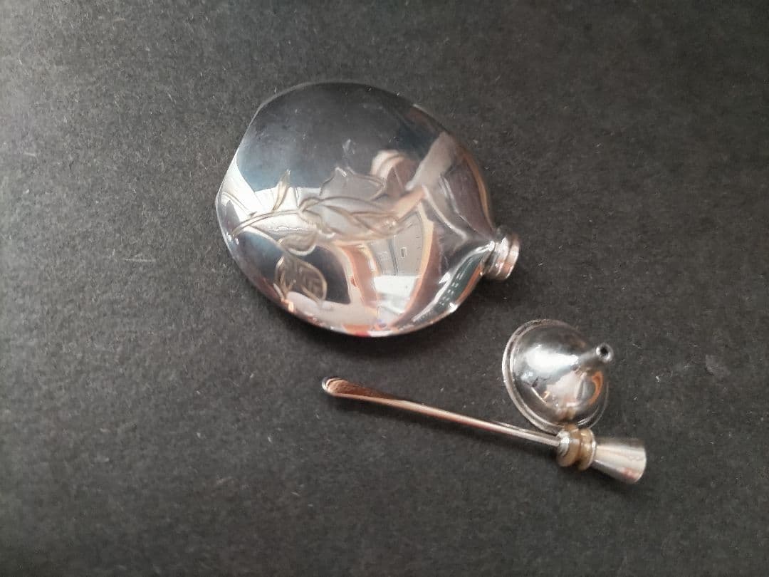 アンテークシルバー香水容れ