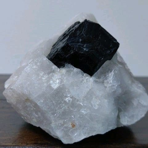 鉱物コレクション　鉄電気石（ショール）