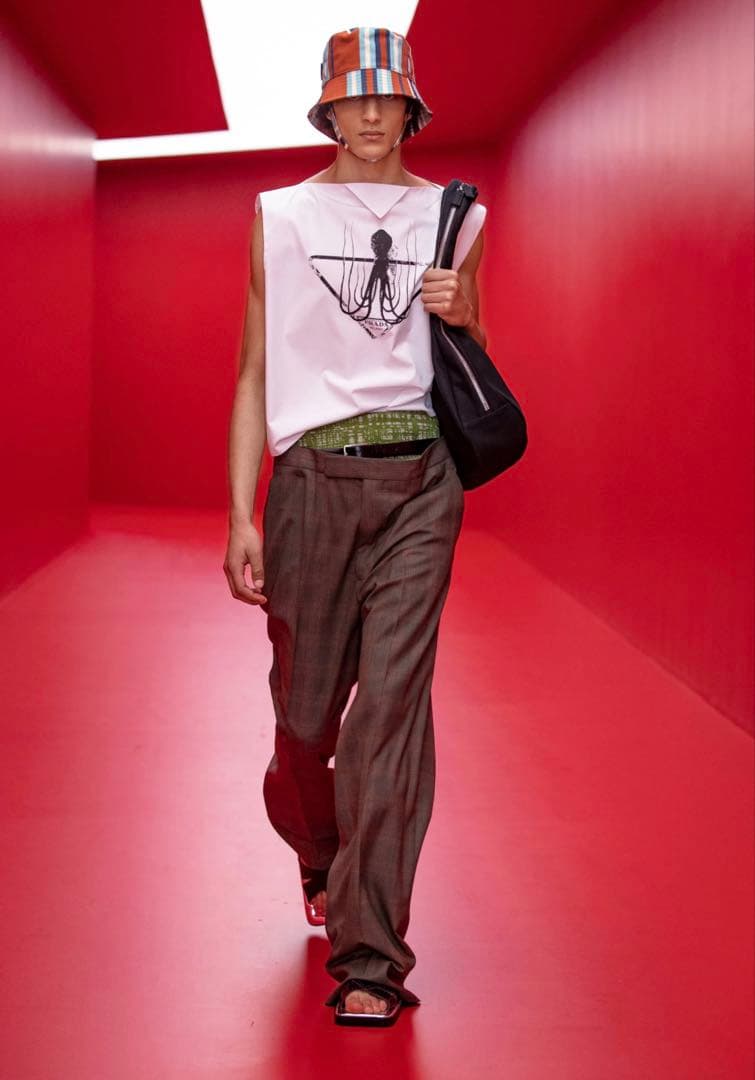 【プラダ】SS25 メンズコレクションノースリーブ　トップス