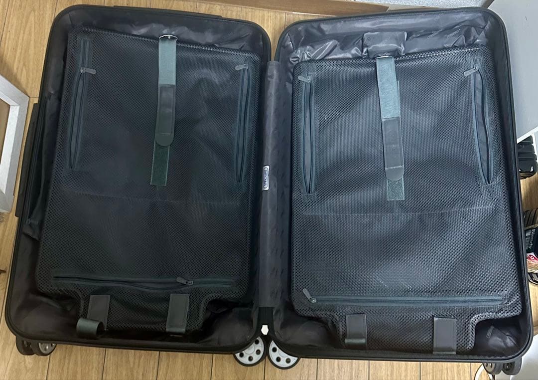 ブラックキャリーケース 4輪　リモワ