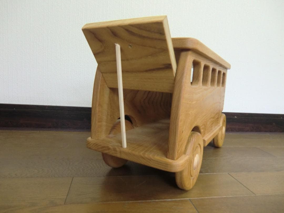 236新品・未使用　木のおもちゃ　手作り木製自動車 バス　木製玩具　乗用玩具