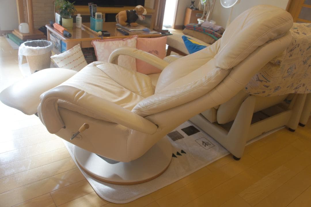 カリモク　回転式リクライニングチェア１脚　ベージュ系　RU86モデル