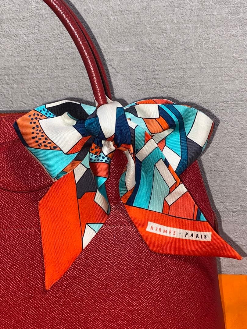 HERMES ツイリー 幾何学柄スカーフ シルク100％ オレンジ系