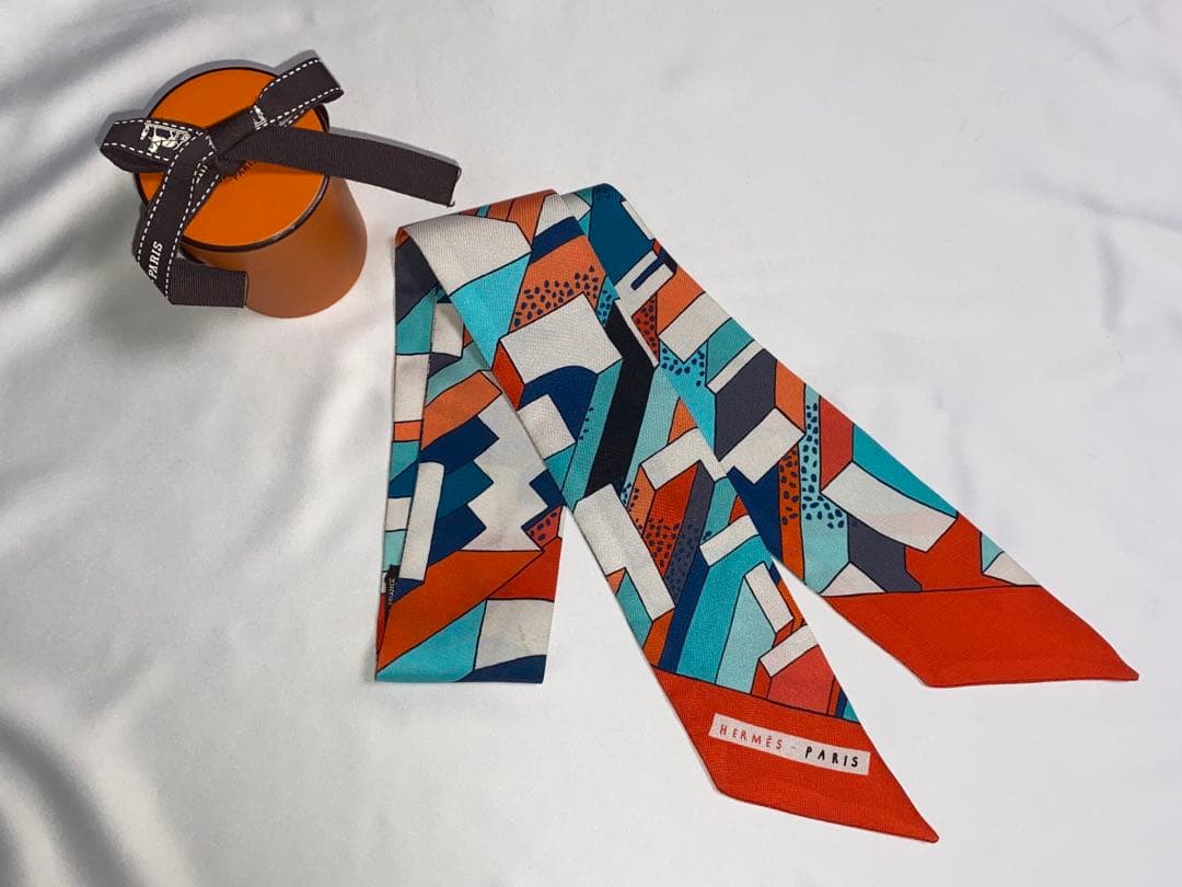 HERMES ツイリー 幾何学柄スカーフ シルク100％ オレンジ系