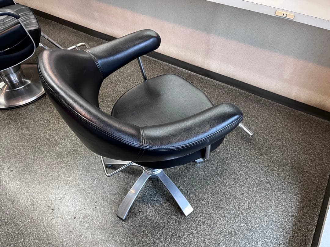 美容室の椅子￼ カット椅子