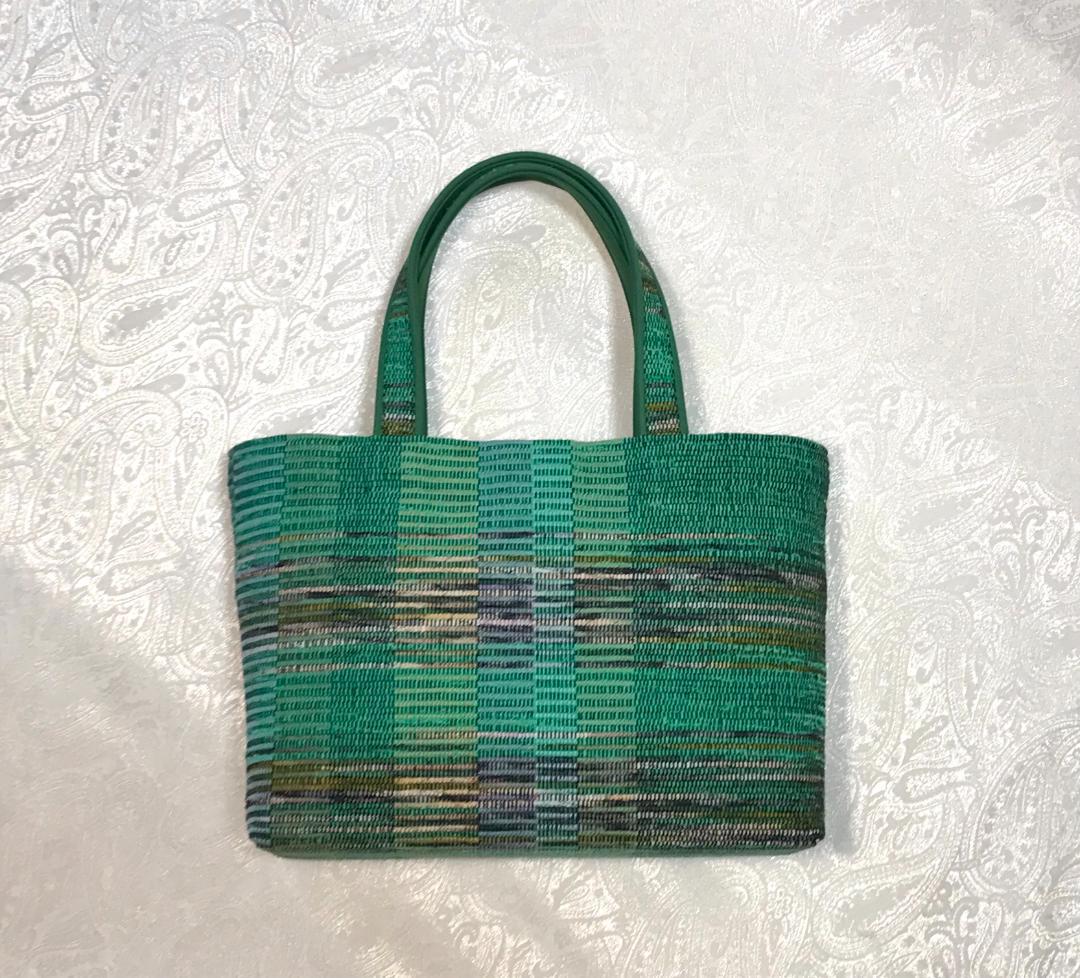 裂き織りの小ぶりなバッグ（緑色）