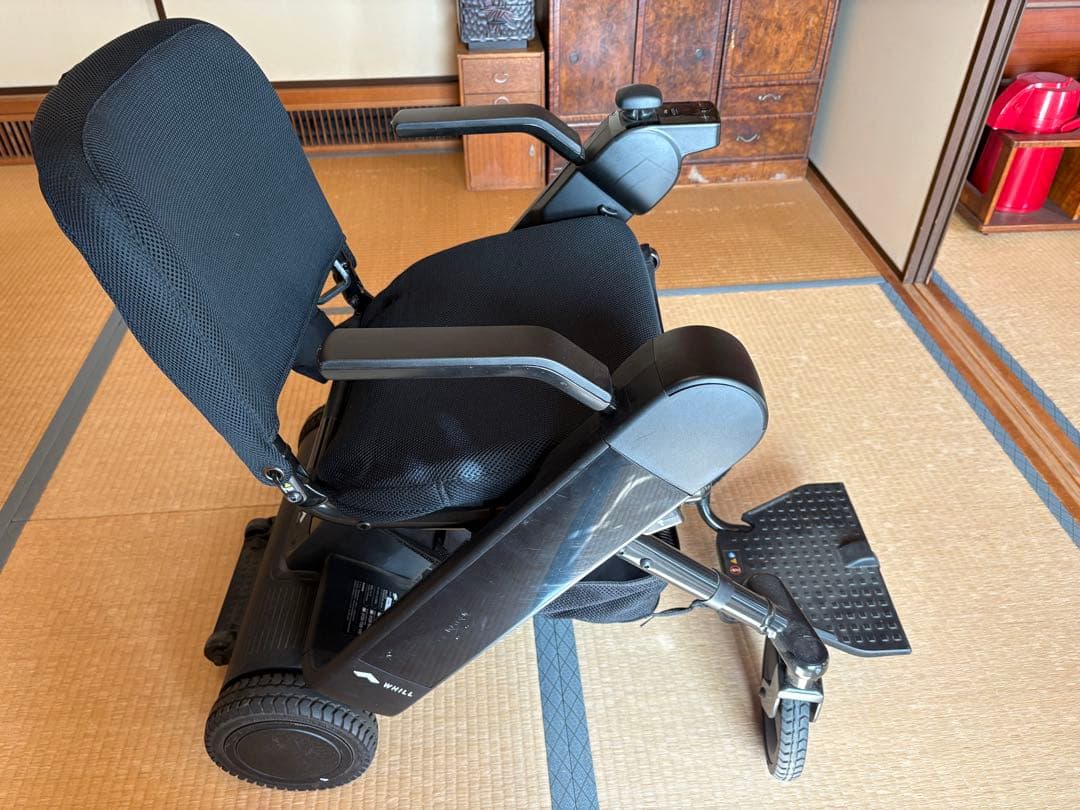 折りたたみ式電動車椅子　WHILL Model F