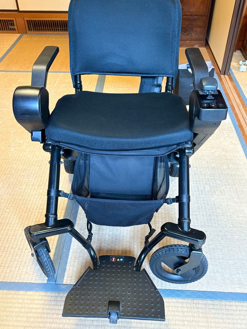 折りたたみ式電動車椅子　WHILL Model F