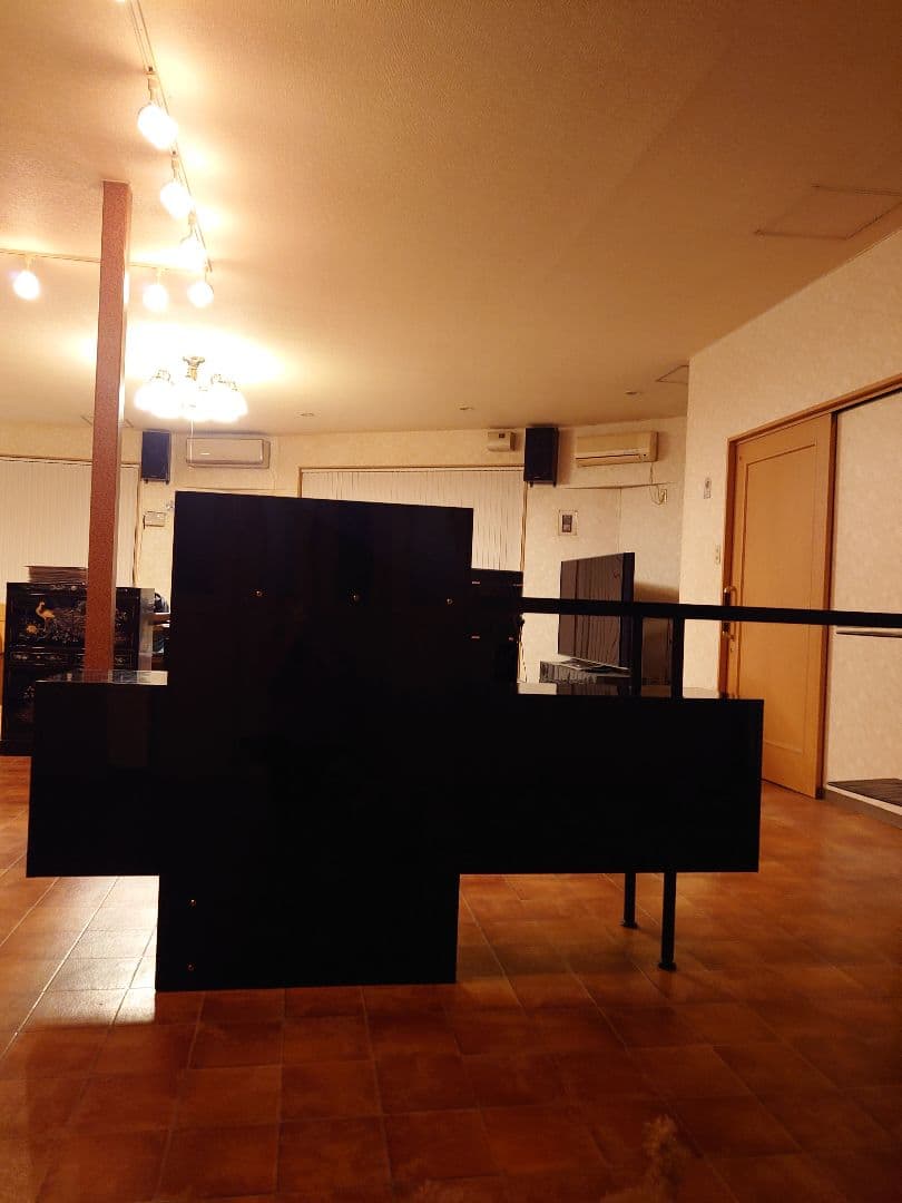 お洒落な黒のモダンキャビネット　飾り棚　 4扉