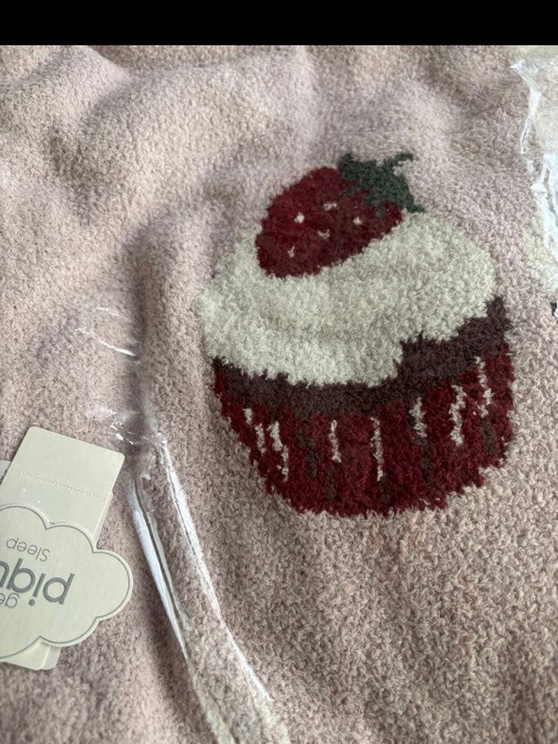 新品タグ付 ジェラートピケ モチーフジャガードマルチカバー いちごのカップケーキ