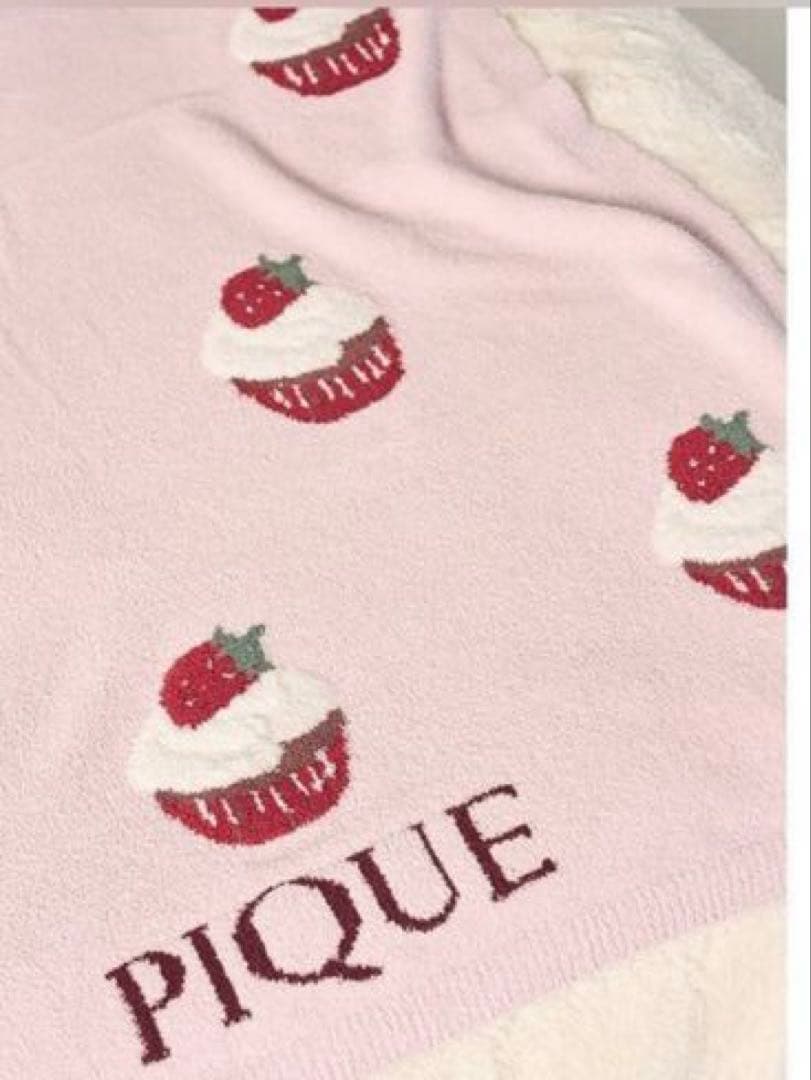 新品タグ付 ジェラートピケ モチーフジャガードマルチカバー いちごのカップケーキ