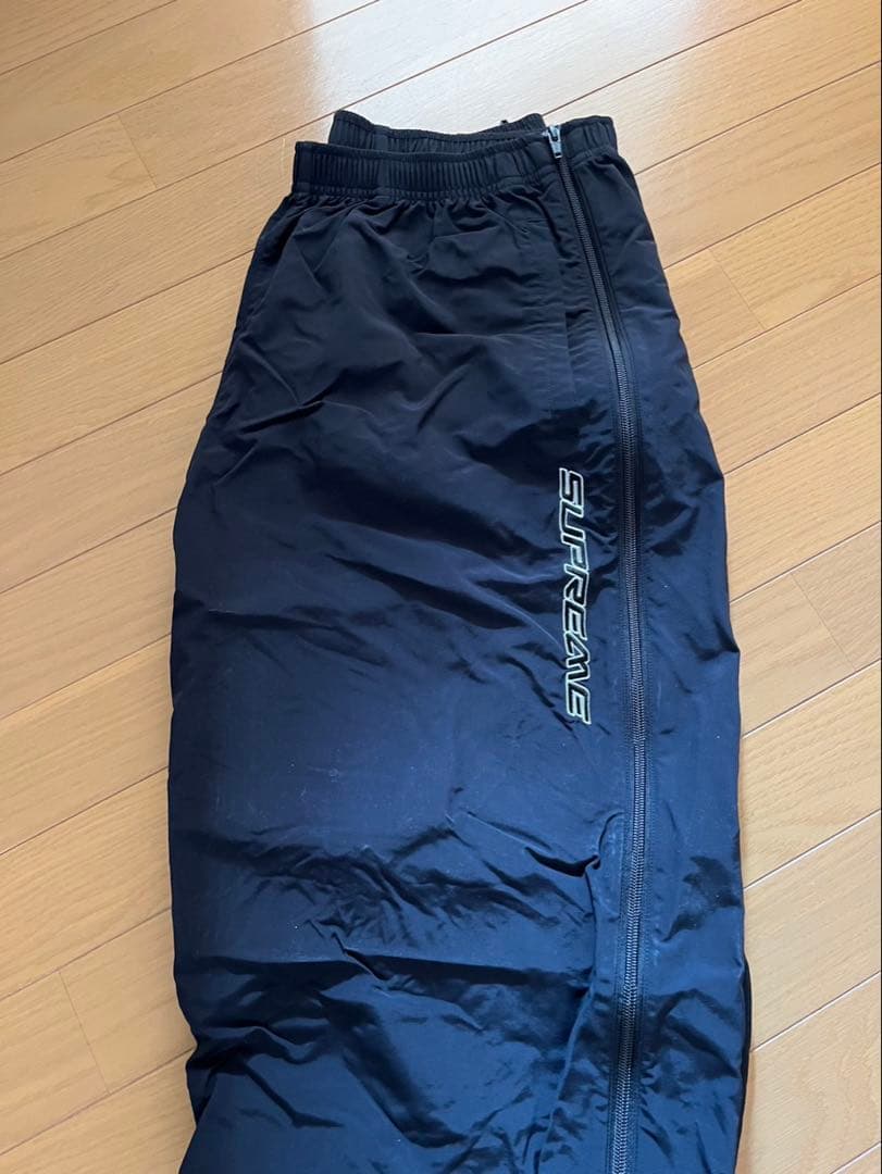 新品Supreme ブラックパンツ ロゴ刺繍付き