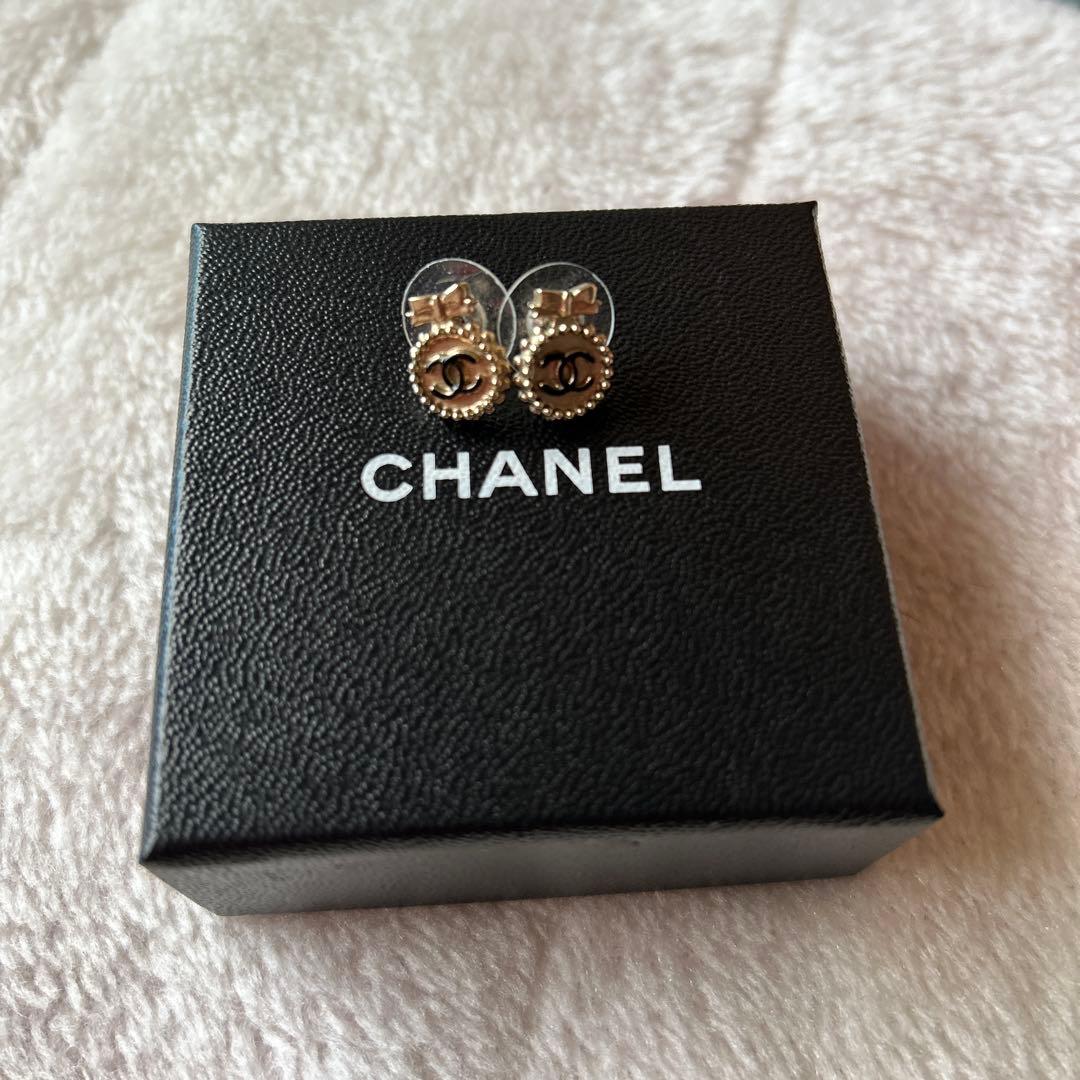 CHANEL シャネル　リボンロゴ入りゴールドピアス